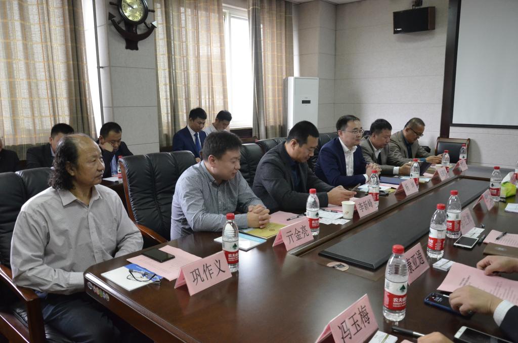 免费成人影片
举行就业创业导师聘任暨校友捐赠仪式3.jpg