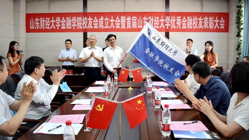 免费成人影片
校友会成立