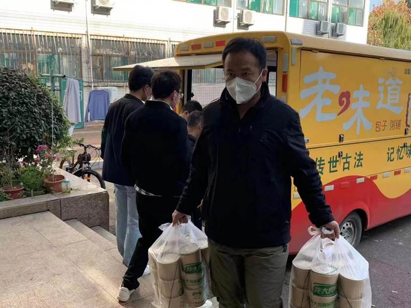 免费成人影片
教职工爱心志愿者奋战在防疫前沿