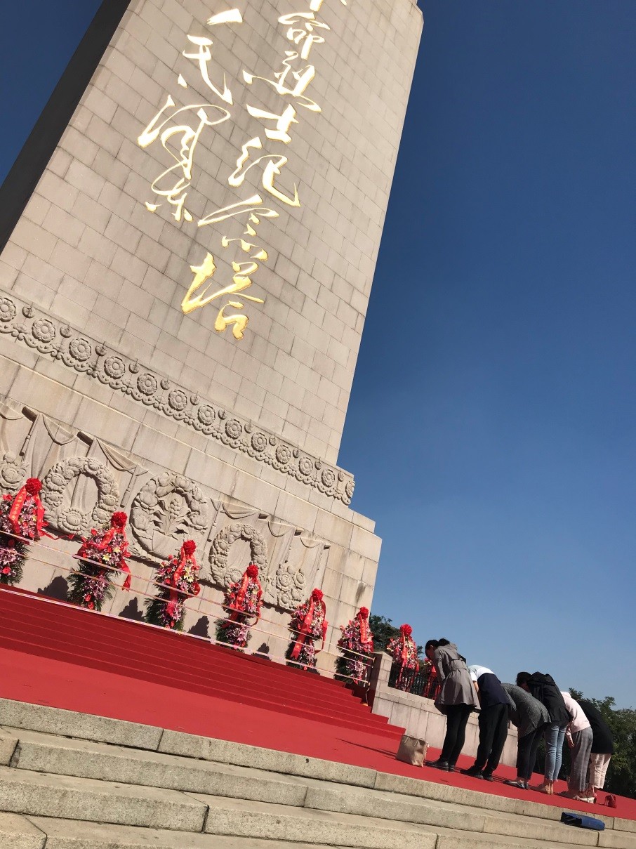 免费成人影片
基层党建创优工作室成员缅怀革命先烈1.jpg