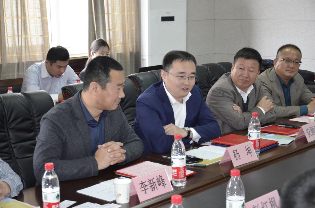 免费成人影片
举行就业创业导师聘任暨校友捐赠仪式4.jpg