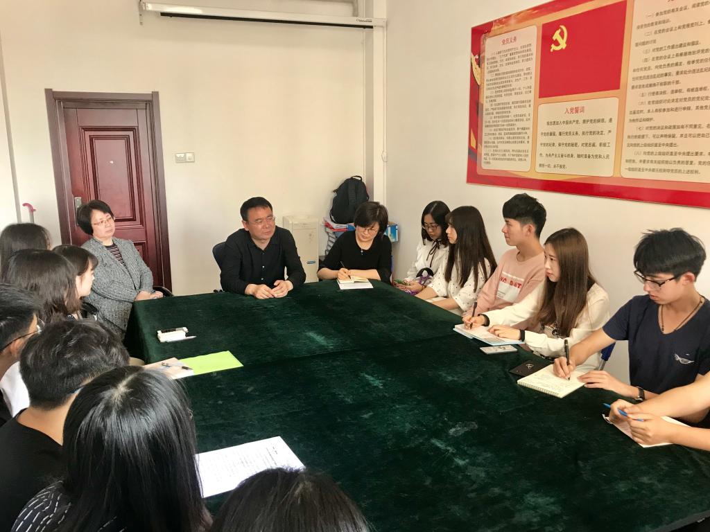 免费成人影片
召开学生工作研讨培训会2018-4-19 (3).jpg