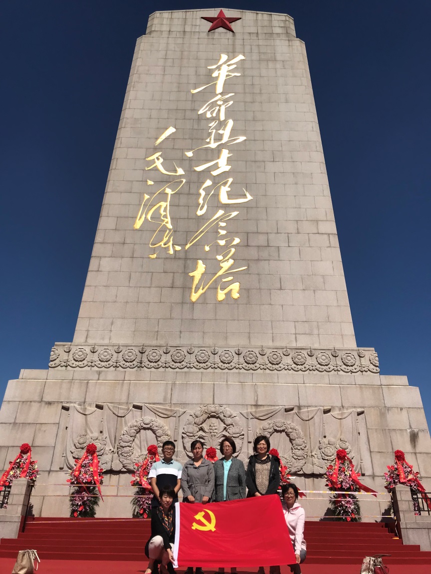 免费成人影片
基层党建创优工作室成员缅怀革命先烈2.jpg