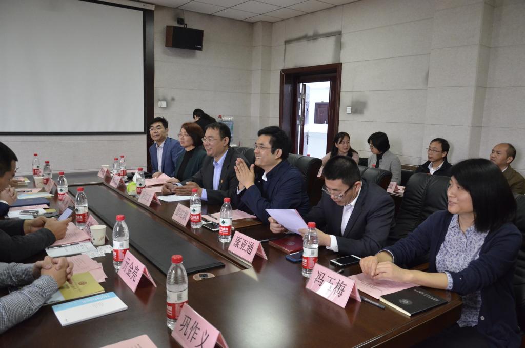 免费成人影片
举行就业创业导师聘任暨校友捐赠仪式5.jpg