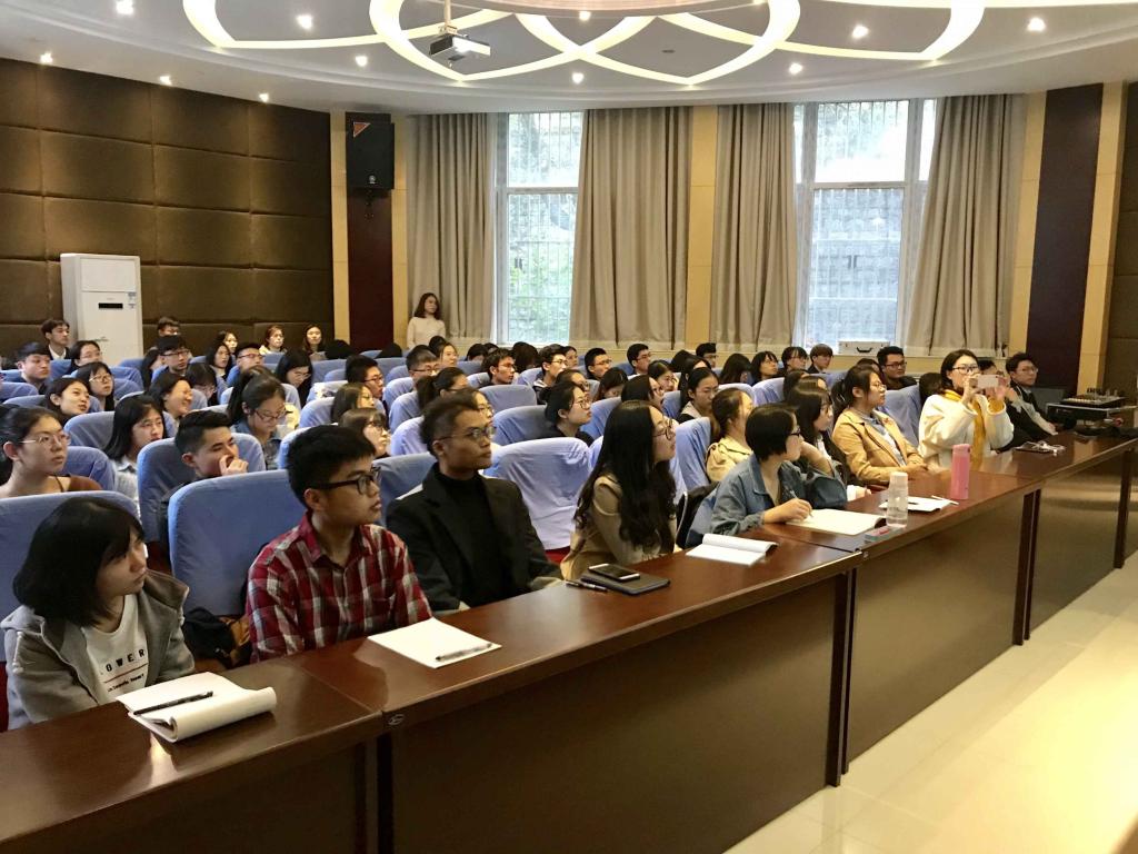 免费成人影片
举办专题就业指导讲座2.jpg